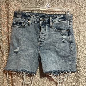 Old Navy High Rise OG Straight button up shorts size 6. Minor/minimal wear.